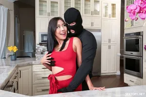 Vào nhà nghỉ với cấp trên sau một cơn mưa tầm tã