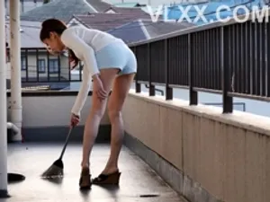 Gái tây đeo kính mặt dâm địt sướng cùng bạn trai