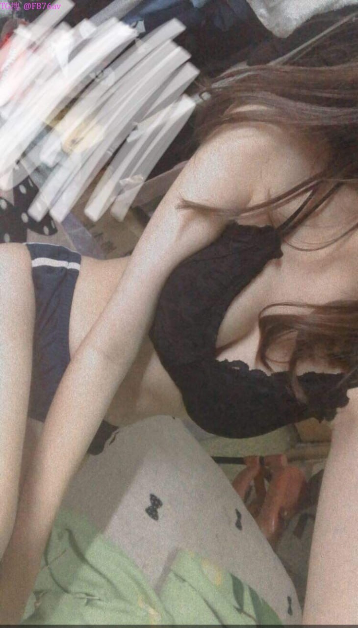 Quan hệ tình dục với một cô gái xăm mình tại nhà quá mãnh liệt đến nỗi tinh dịch chảy ra khỏi âm hộ của cô ấy