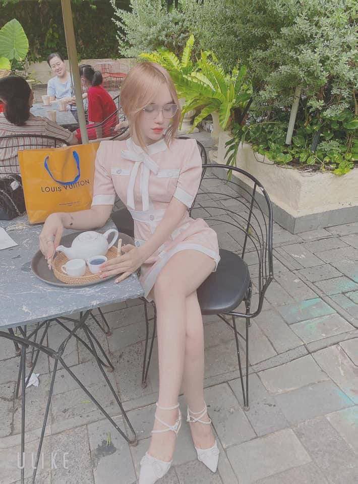 Em dập vào cây hàng tôi, cặp mông em nó rung cực kích thích