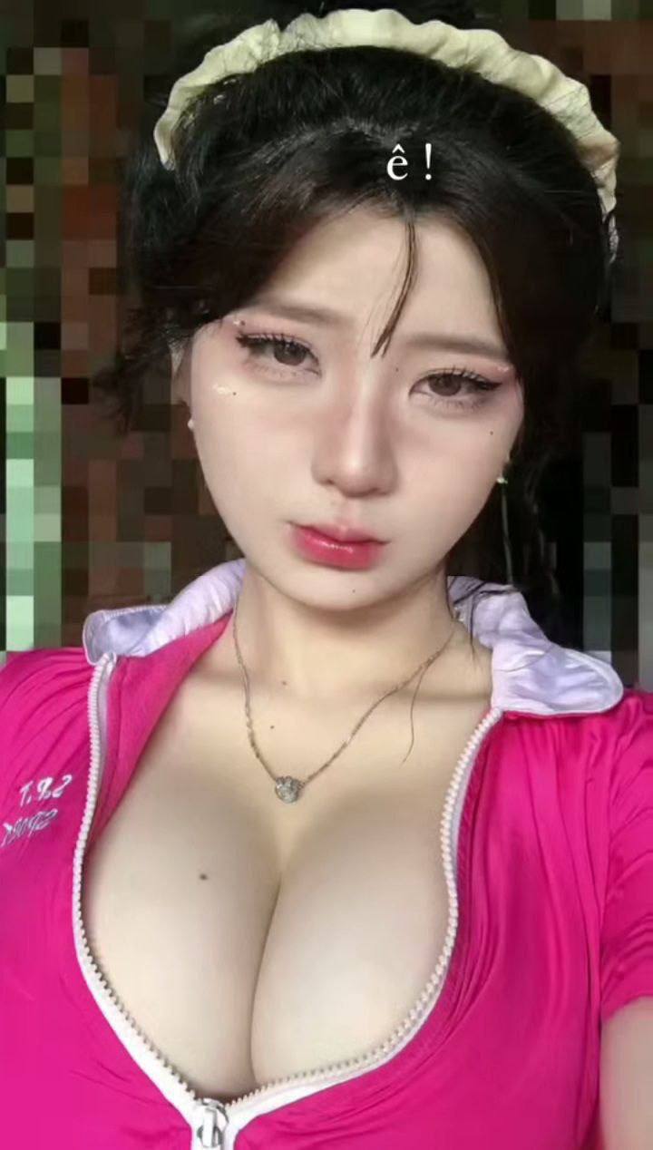 Người nổi tiếng trên mạng với bộ ngực khủng và đôi chân đẹp đang bước chân vào ngành công nghiệp phim người lớn! Tất đen hở đáy, cận cảnh cho thấy âm hộ đầy đặn, núm vú siêu to đang nhào nặn, ngón tay đưa vào âm hộ chặt chẽ, quá mát để rỉ ra chất dịch màu trắng