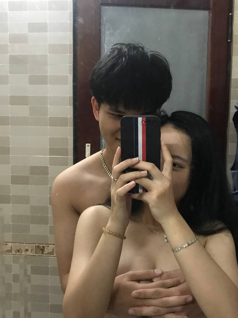Bố mẹ ngủ say, 2 anh em vào nhà vệ sinh sex việt